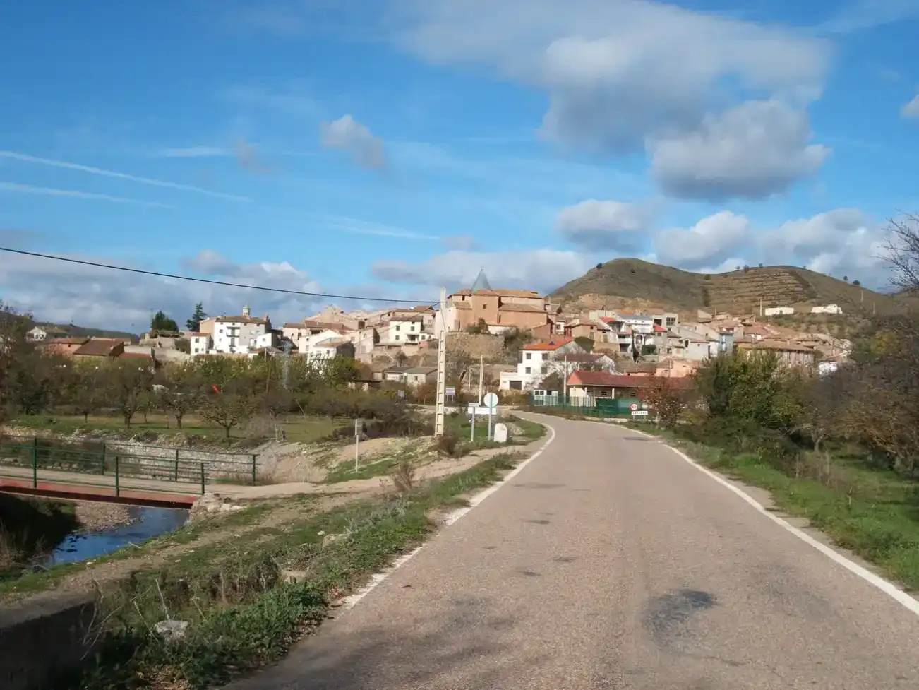 Vista panorámica de Carenas (Zaragoza) desde el cerro, con el valle del río Piedra y el embalse de La Tranquera al fondo